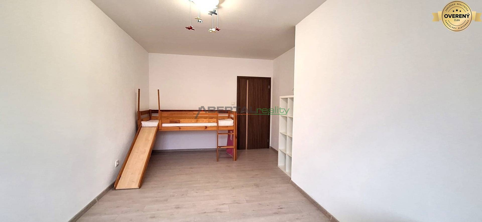 Predaj - Košice, Dargovských hrdinov, Furča, 4 izbový byt s parkovanim a terasou, novostavba, destská izba.jpg