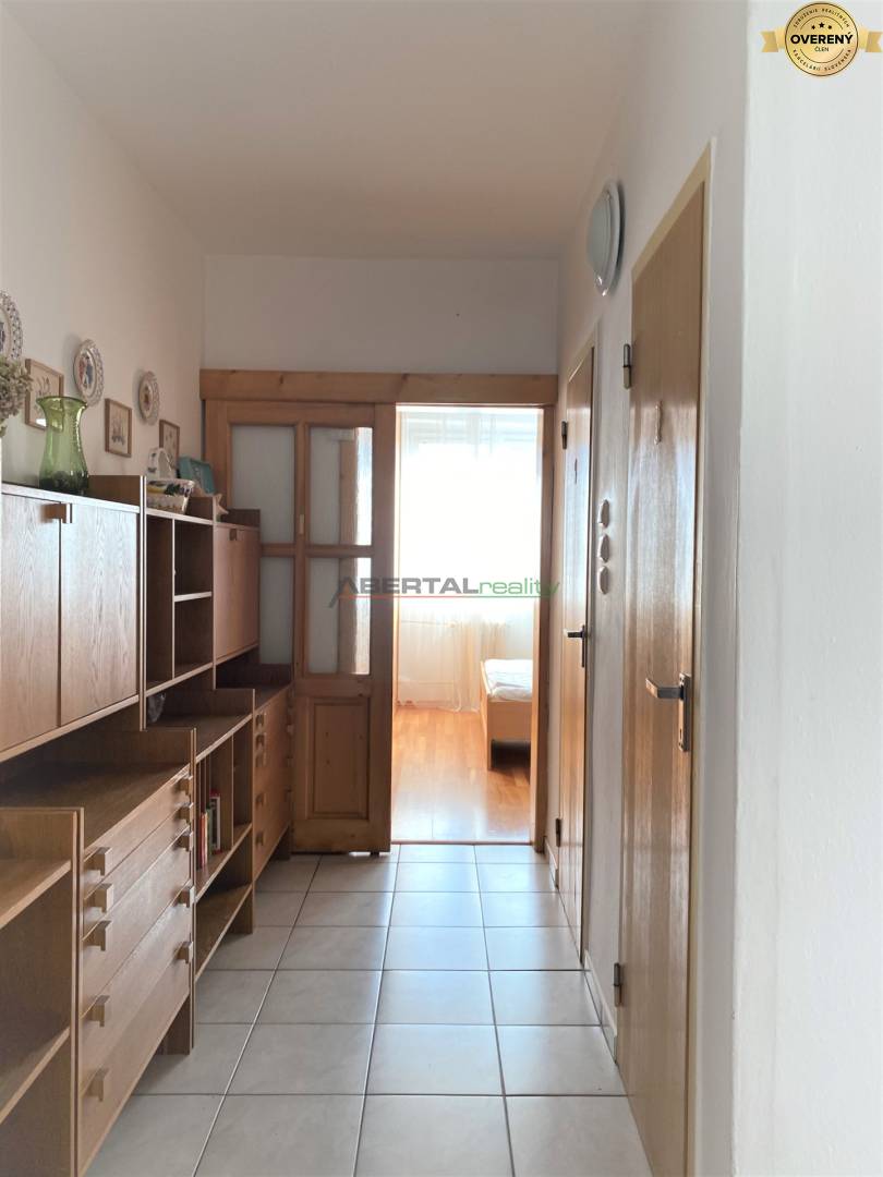 7 chodba s úložným priestorom predaj Medveďovej Petržalka 3izb.byt.jpg