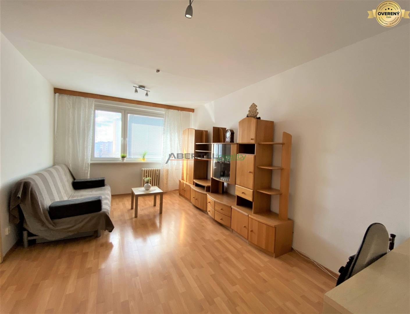 1 svetlá obývačka 3izb Medveďovej Petržalka.jpg