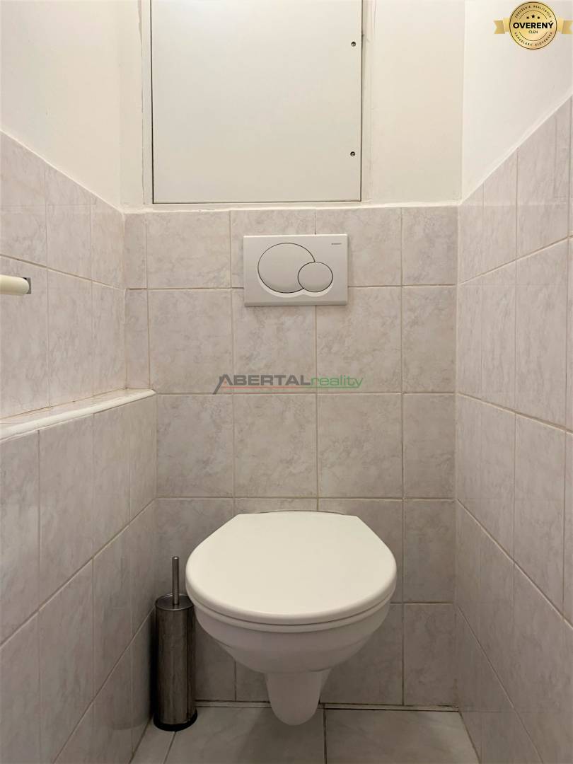 10 samostatné WC predaj Medveďovej Petržalka 3izb.byt.jpg