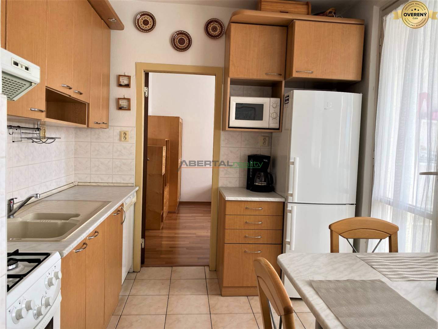 4 kuchyňa s dobrou dispozíciou predaj Medveďovej Petržalka 3izb.byt.jpg