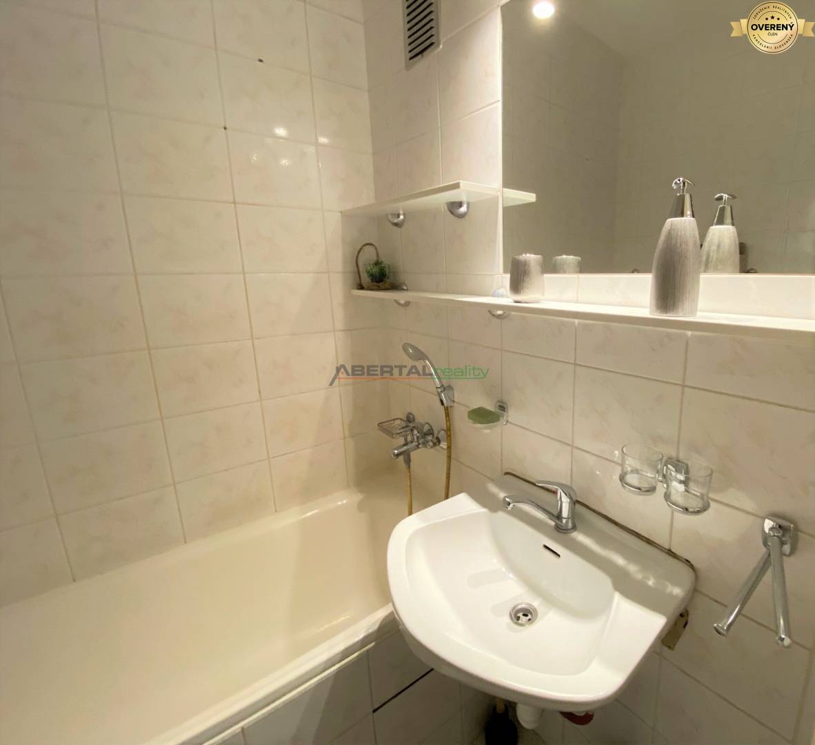 9 samostatná kúpeľňa s vaňou predaj Medveďovej Petržalka 3izb.byt.jpg