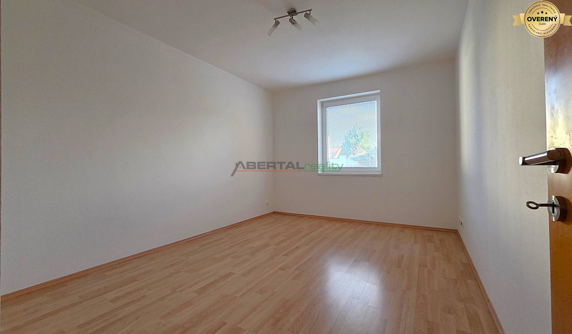 Predaj, rodinný dom, 6 izbový, Chorvátsky Grob časť Čierna Voda, izba na prízemí.jpg