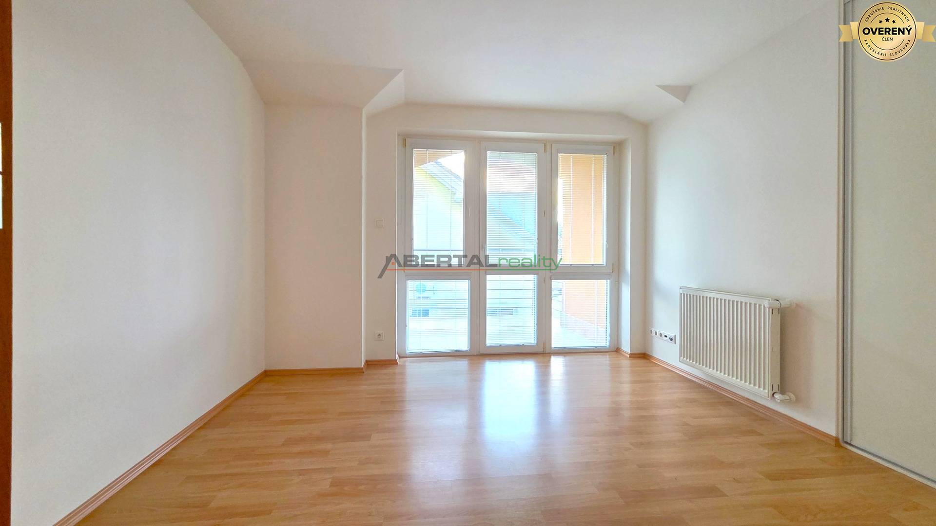 Predaj, rodinný dom, 6 izbový, Chorvátsky Grob časť Čierna Voda, izba hore I.jpg