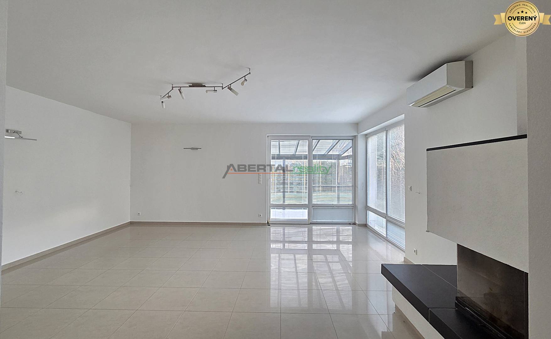 rodinný dom, 6 izbový, Chorvátsky Grob časť Čierna Voda, obývačka od kuchyne.jpg