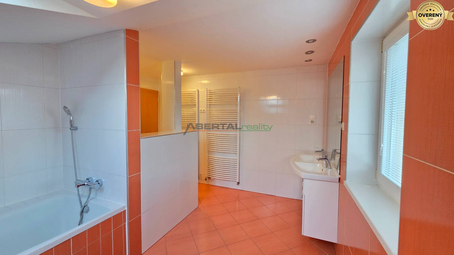 rodinný dom, 6 izbový, Chorvátsky Grob časť Čierna Voda, kúpelňa hore.jpg