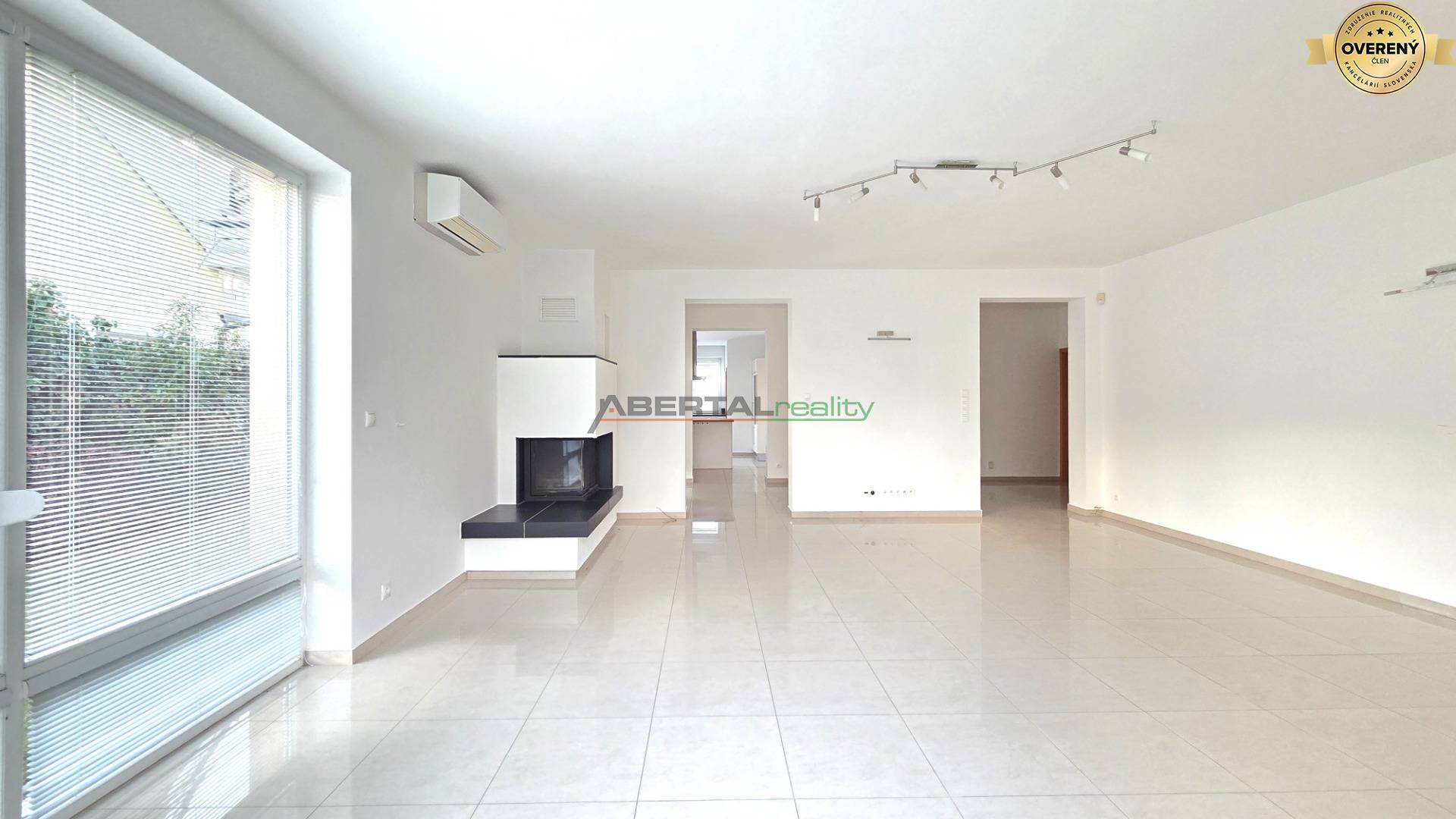 rodinný dom, 6 izbový, Chorvátsky Grob časť Čierna Voda, obývacia izba od záhrady.jpg