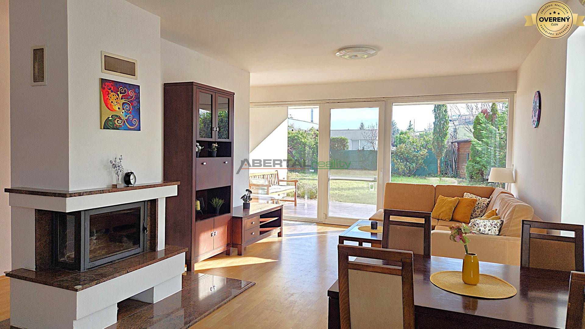 prenájom - 3 izbový rodinný dom, Chorvátsky Grob - Čierna voda, obývacia izba, krb.jpg