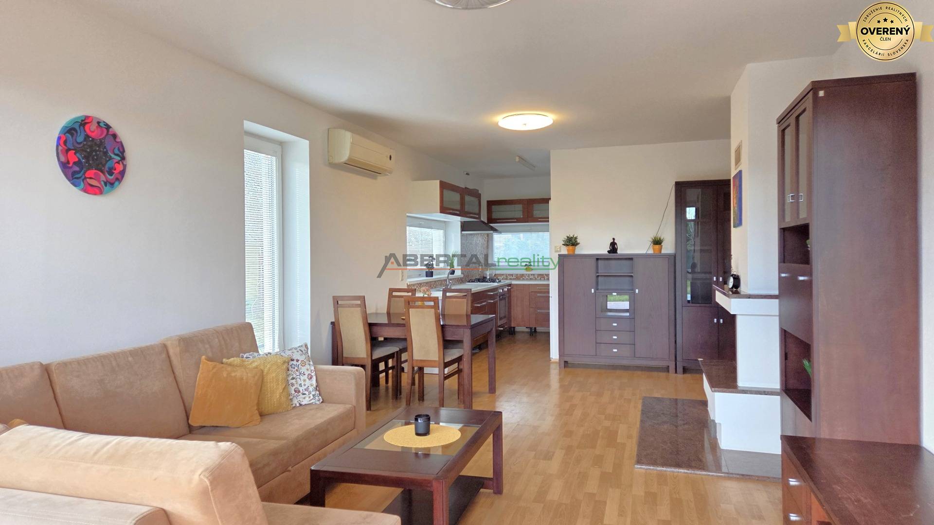 prenájom - 3 izbový rodinný dom, Chorvátsky Grob - Čierna voda, obývacia izba, krb od záhrady.jpg