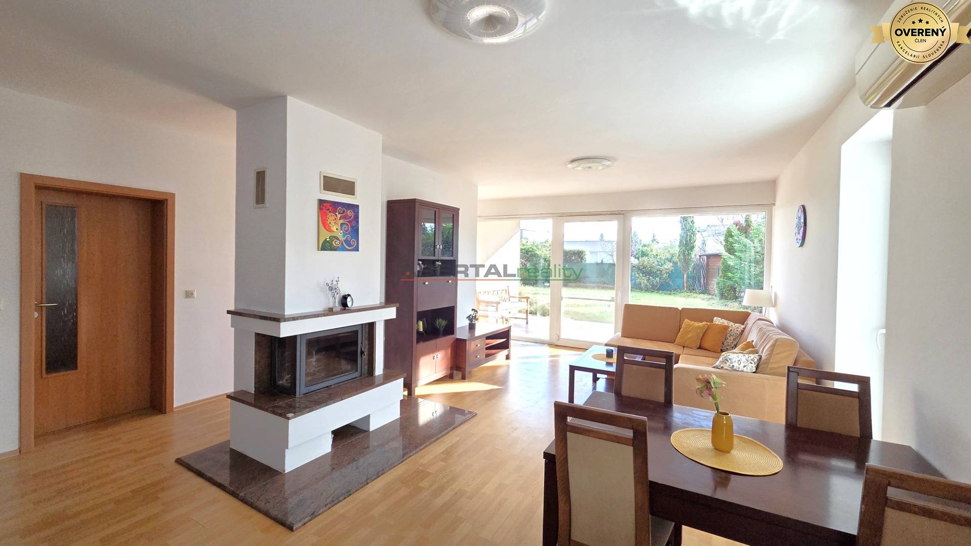 prenájom - 3 izbový rodinný dom, Chorvátsky Grob - Čierna voda, obývacia izba, krb, od kuchyna.jpg