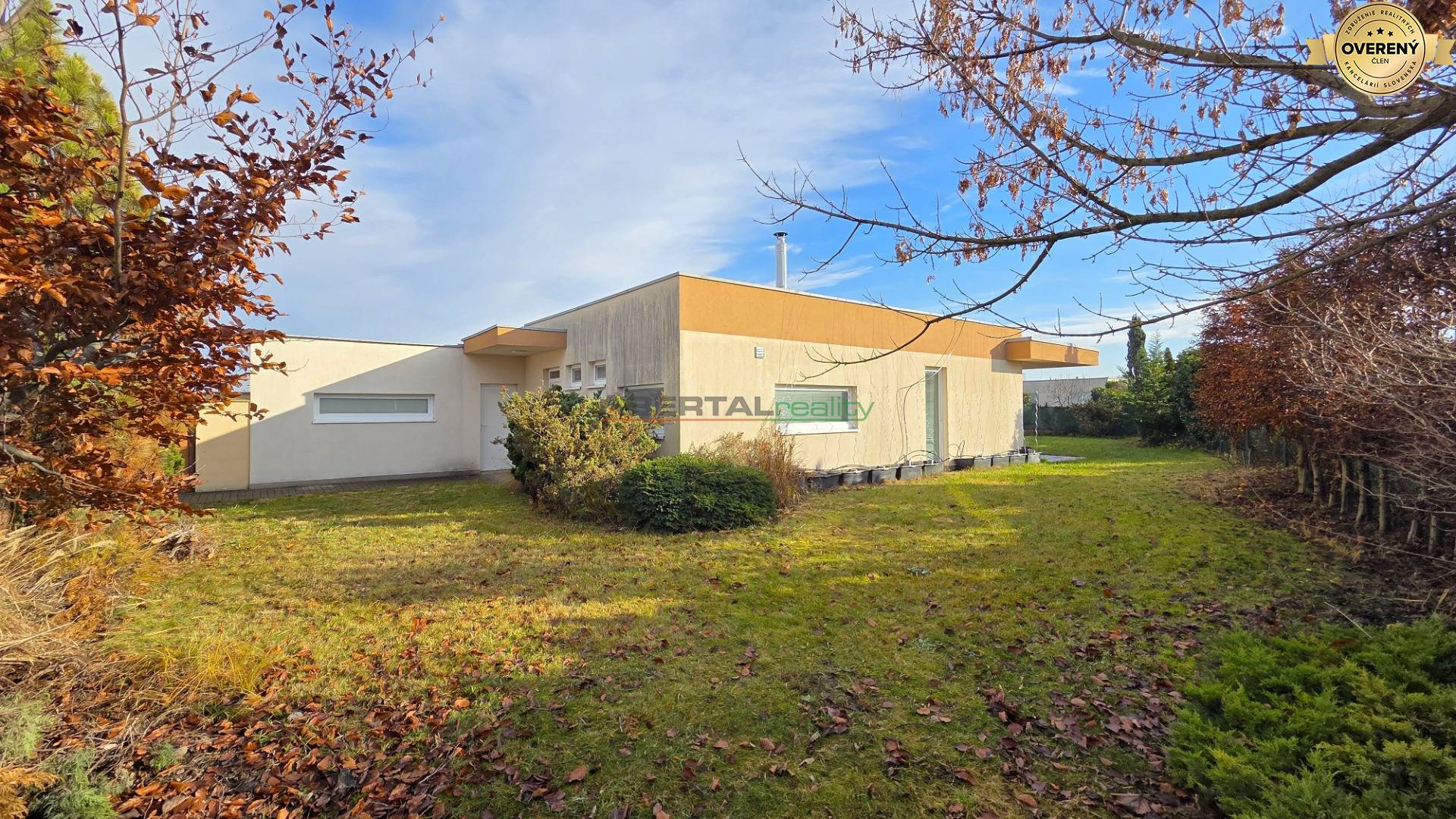 prenájom - 3 izbový rodinný dom, Chorvátsky Grob - Čierna voda, záhrada, zpredu.jpg