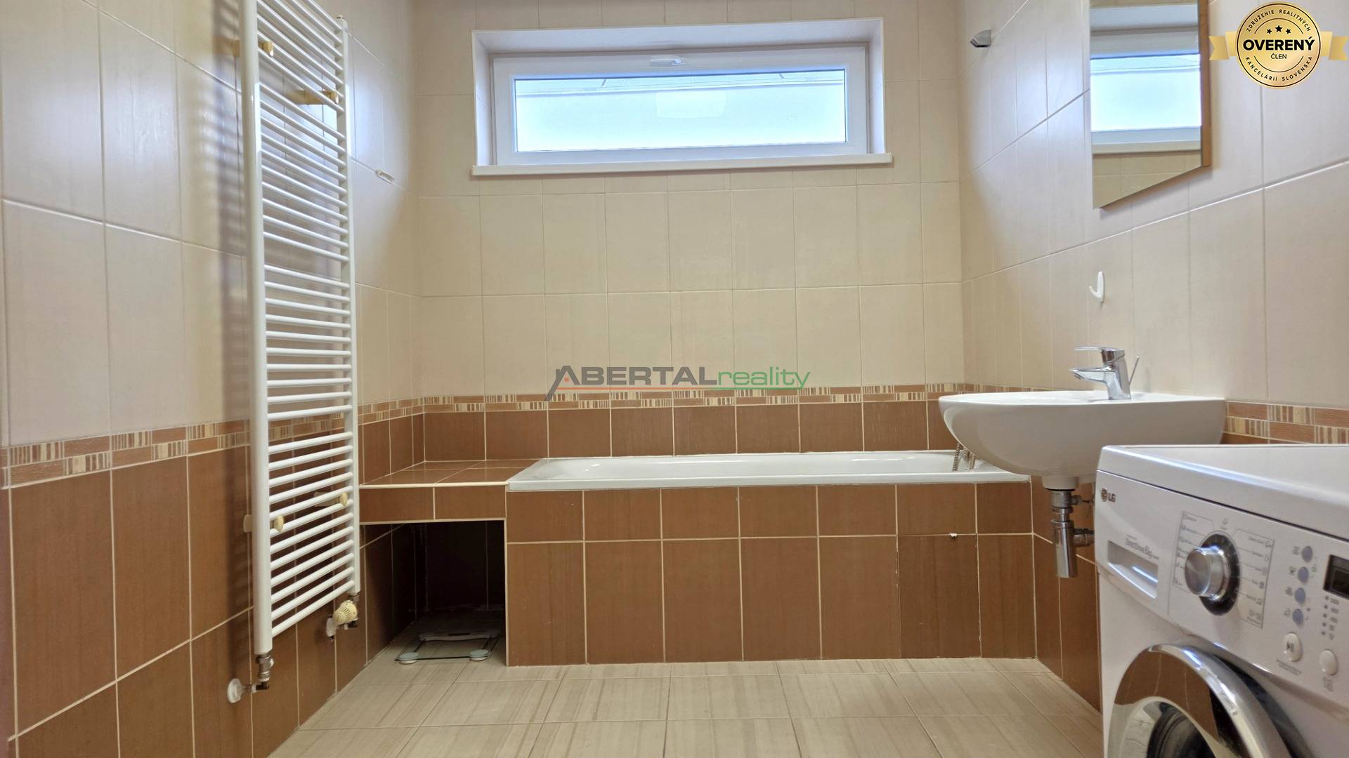 prenájom - 3 izbový rodinný dom, Chorvátsky Grob - Čierna voda, kúpeľňa.jpg