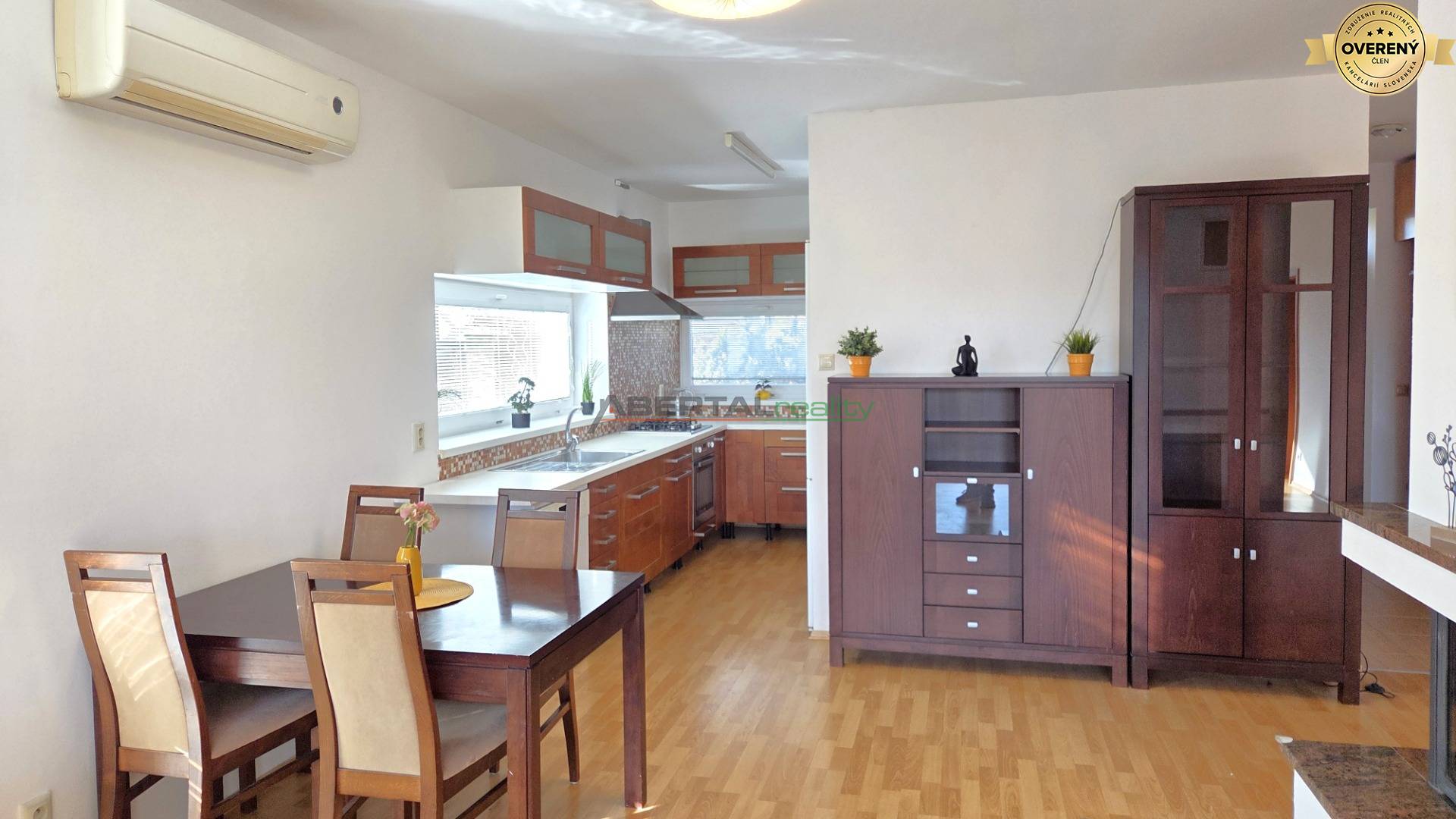 prenájom - 3 izbový rodinný dom, Chorvátsky Grob - Čierna voda, obývacia izba, krb, od záhrady.jpg