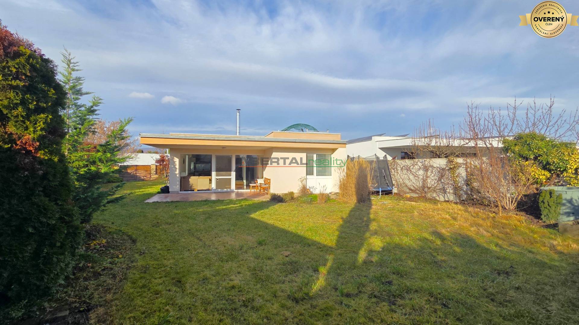 prenájom - 3 izbový rodinný dom, Chorvátsky Grob - Čierna voda, záhrada.jpg