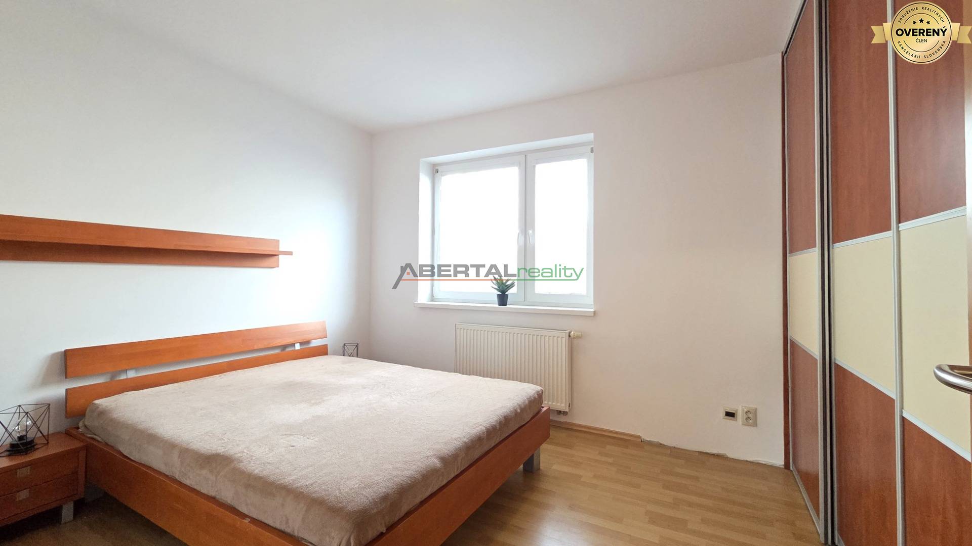 prenájom - 3 izbový rodinný dom, Chorvátsky Grob - Čierna voda, spálňa.jpg