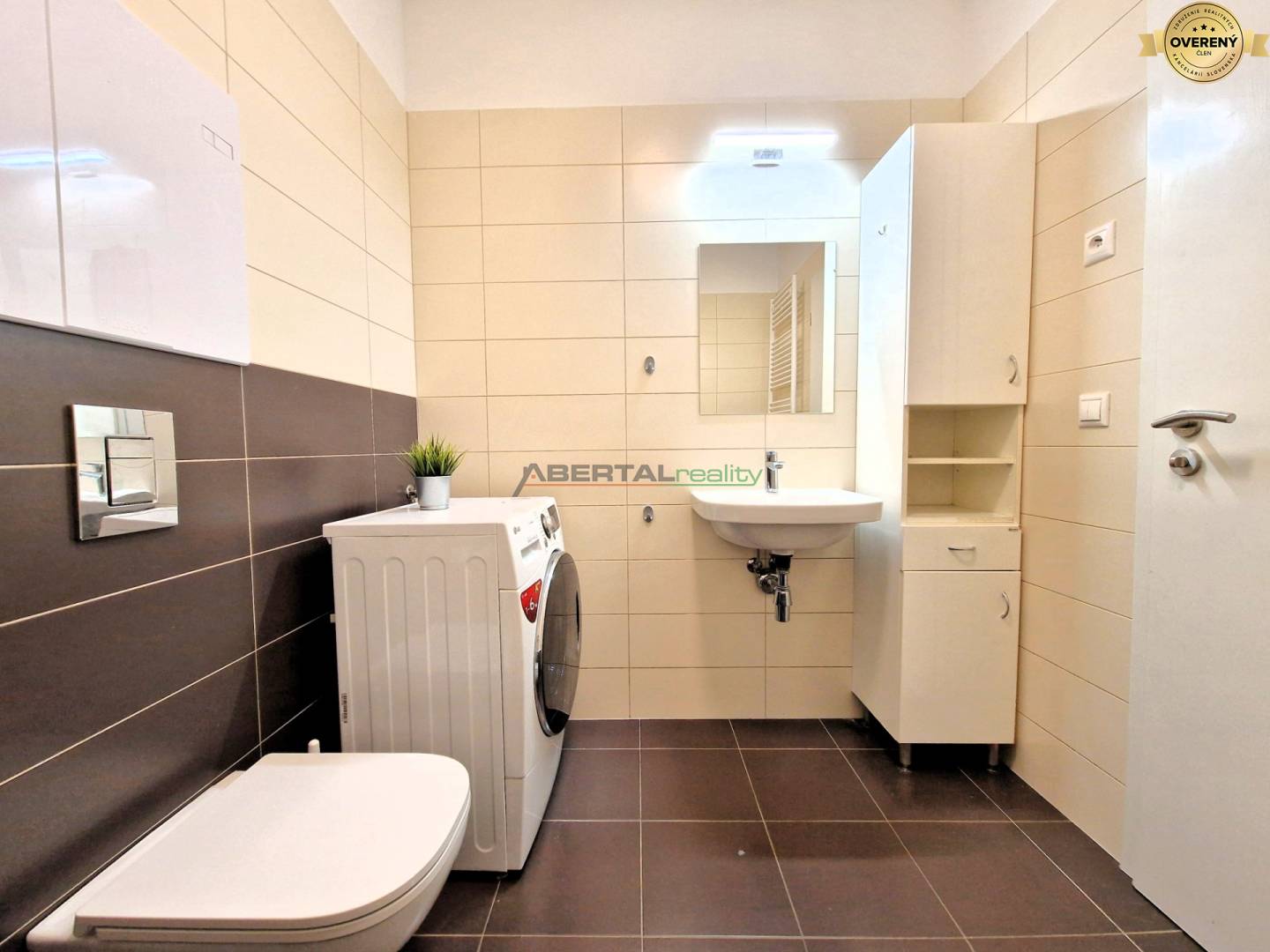 13_2izb Beskydska_kupelna s WC.jpg