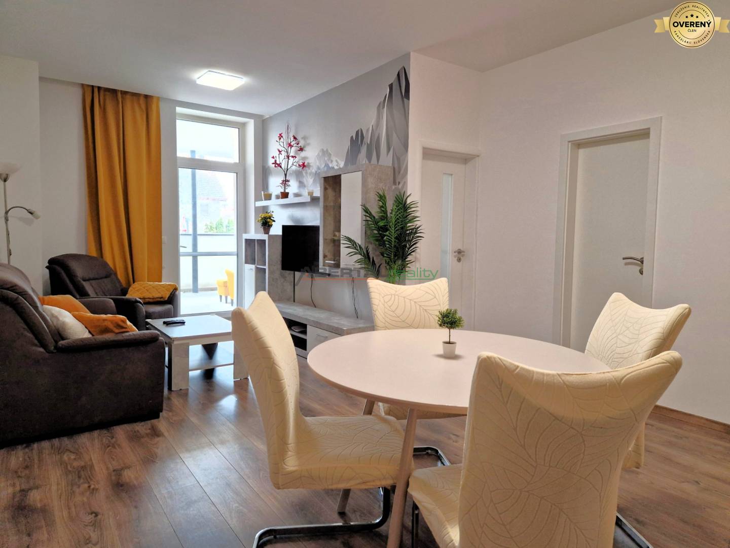 01_2izb Beskydska_obyvacka.jpg