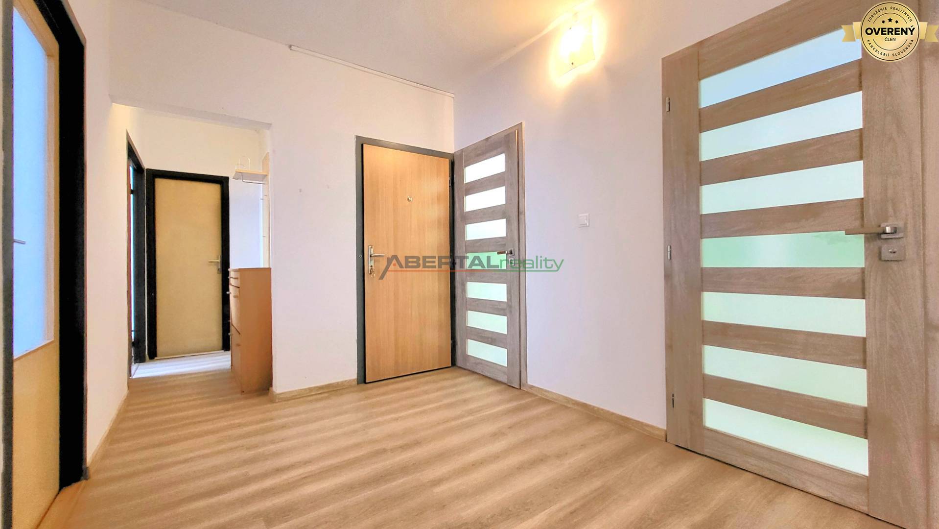 4 izbovy byt, Polomska, Vlcince, vstupna chodba.jpg