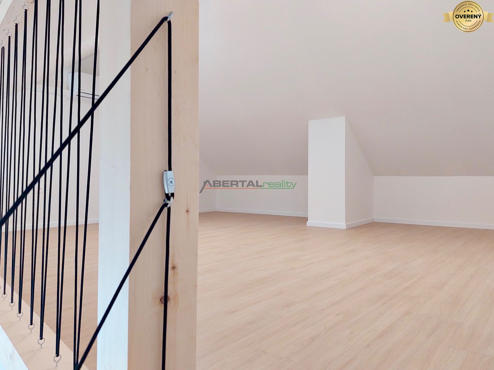 loft pohľad od schodiska.jpg