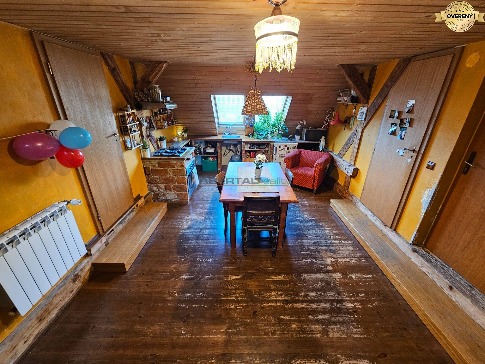 Predaj, 3 izbový byt, mezonet, Košice, Staré mesto, Sever, kuchyňa + obývacia izba zhora.jpg