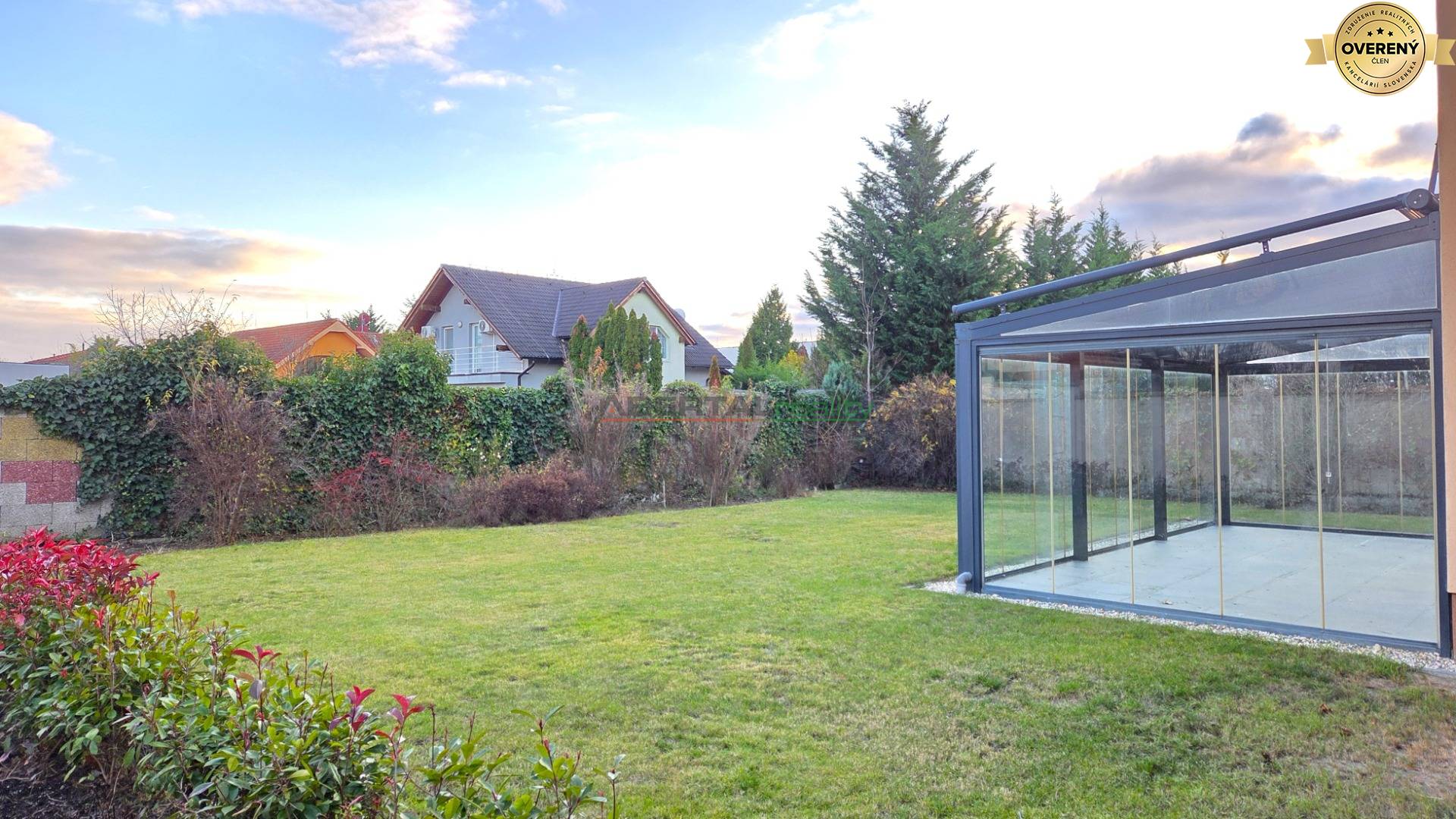 Predaj , rodinný dom, 6 izbový, Chorvátsky Grob časť Čierna Voda, záhrada a zasklenná terasa.jpg