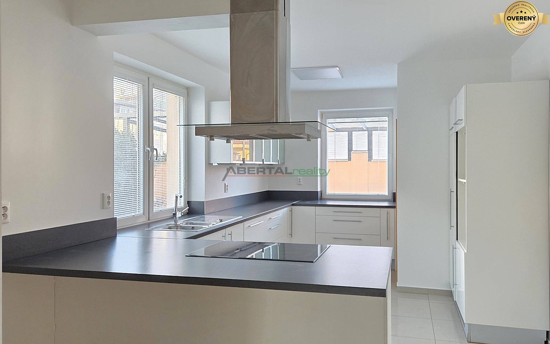 Predaj, rodinný dom, 6 izbový, Chorvátsky Grob časť Čierna Voda, kuchyňa od obývačky.jpg