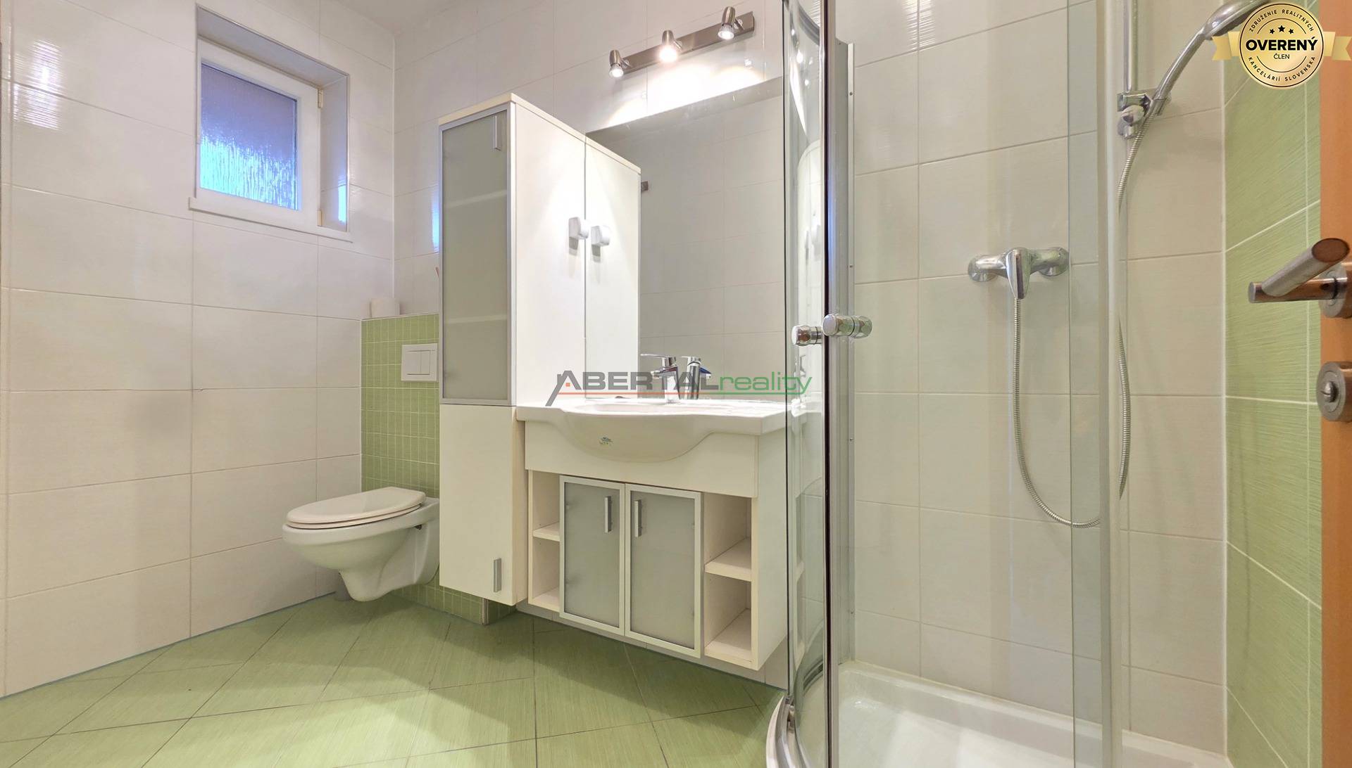 Predaj, rodinný dom, 6 izbový, Chorvátsky Grob časť Čierna Voda, kúpelňa dole.jpg