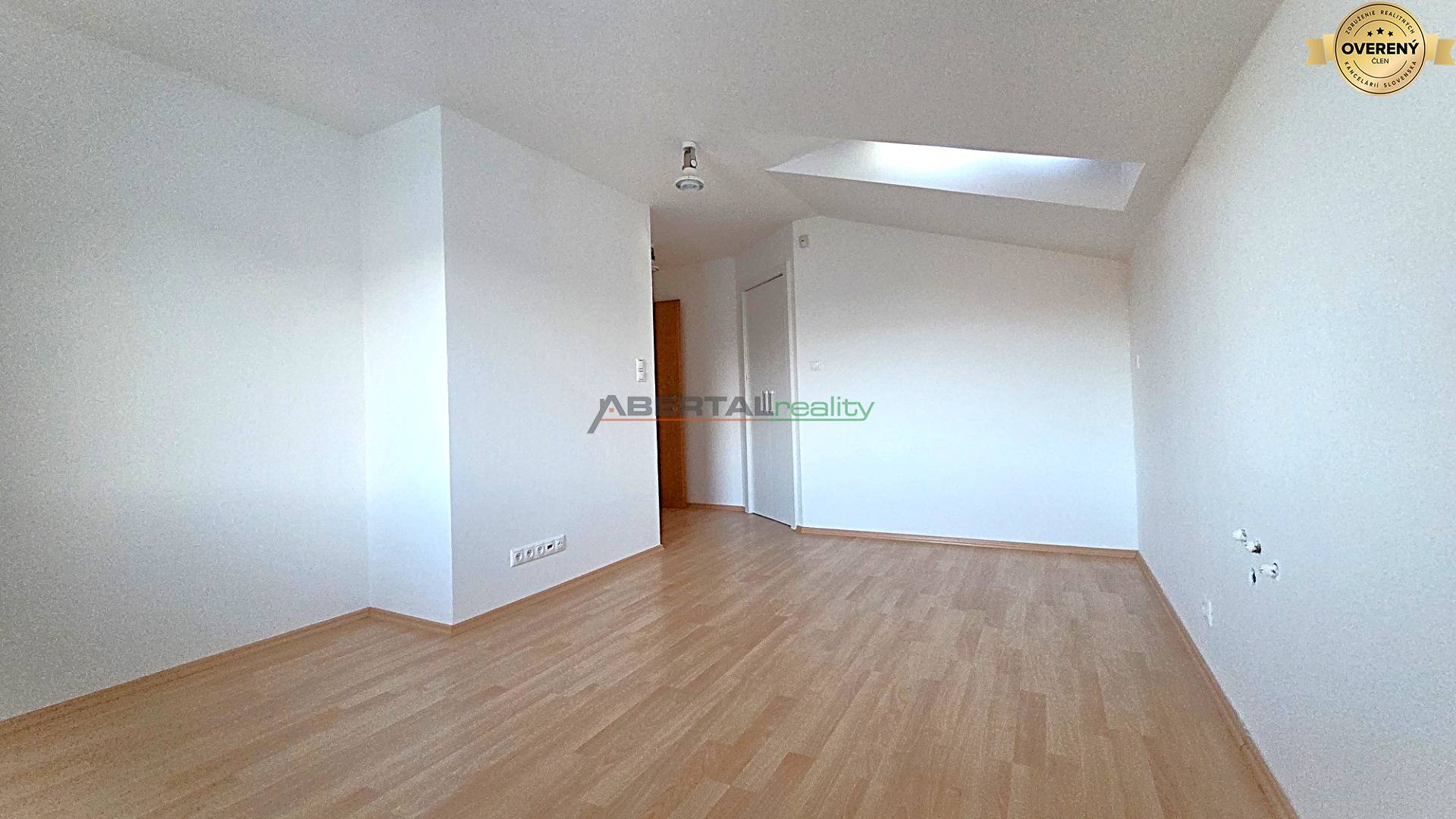 Predaj, rodinný dom, 6 izbový, Chorvátsky Grob časť Čierna Voda, izba hore III.jpg