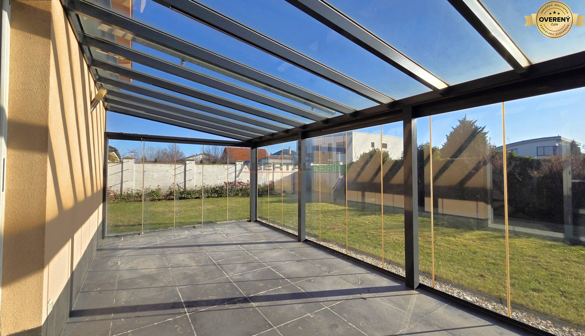 Predaj, rodinný dom, 6 izbový, Chorvátsky Grob časť Čierna Voda, zasklenná terasa II.jpg
