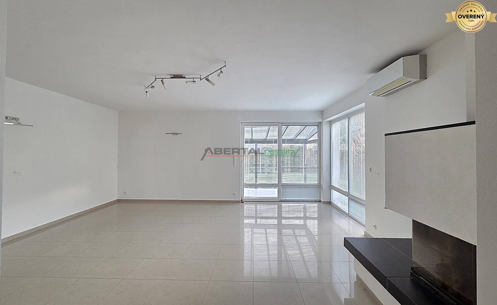 rodinný dom, 6 izbový, Chorvátsky Grob časť Čierna Voda, obývačka od kuchyne.jpg