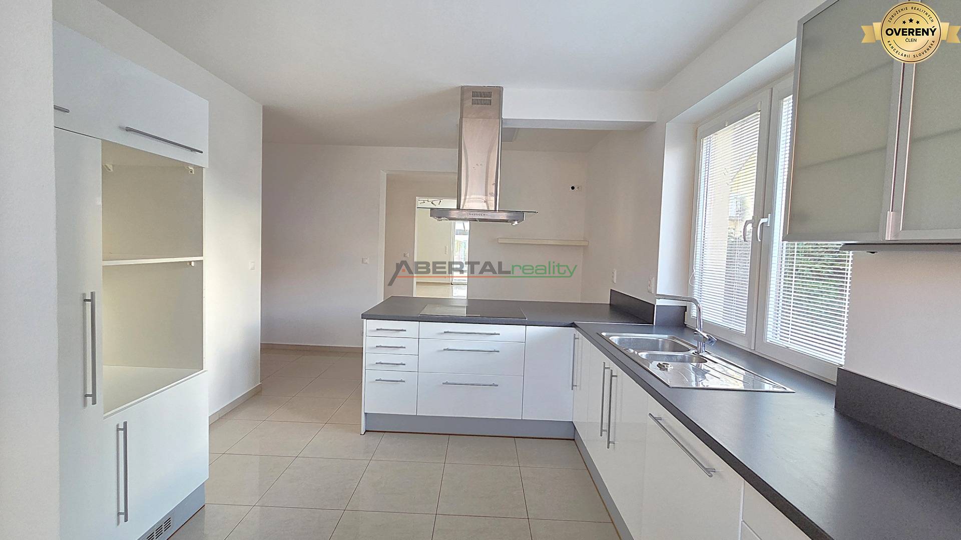 Predaj, rodinný dom, 6 izbový, Chorvátsky Grob časť Čierna Voda, kuchyňa od okna.jpg