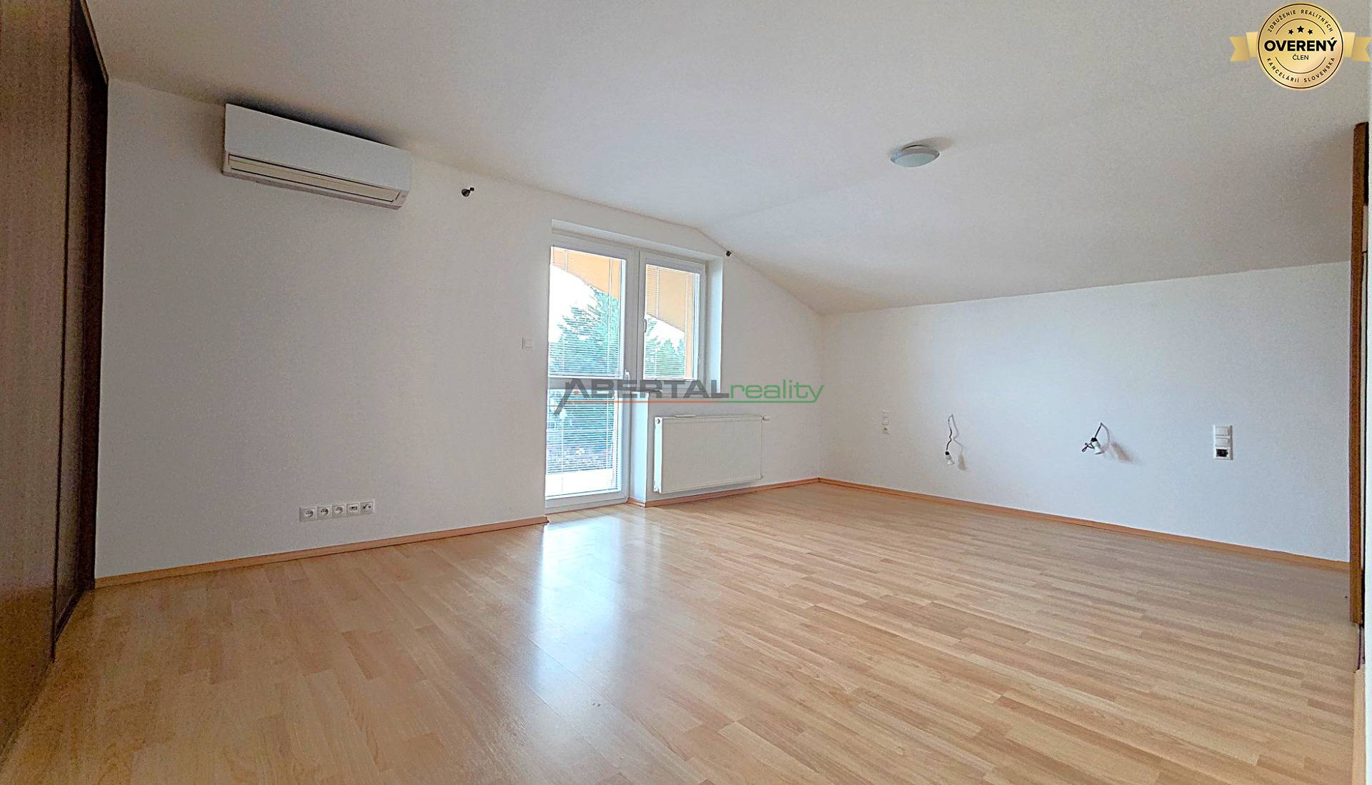 Predaj, rodinný dom, 6 izbový, Chorvátsky Grob časť Čierna Voda, izba hore II.jpg