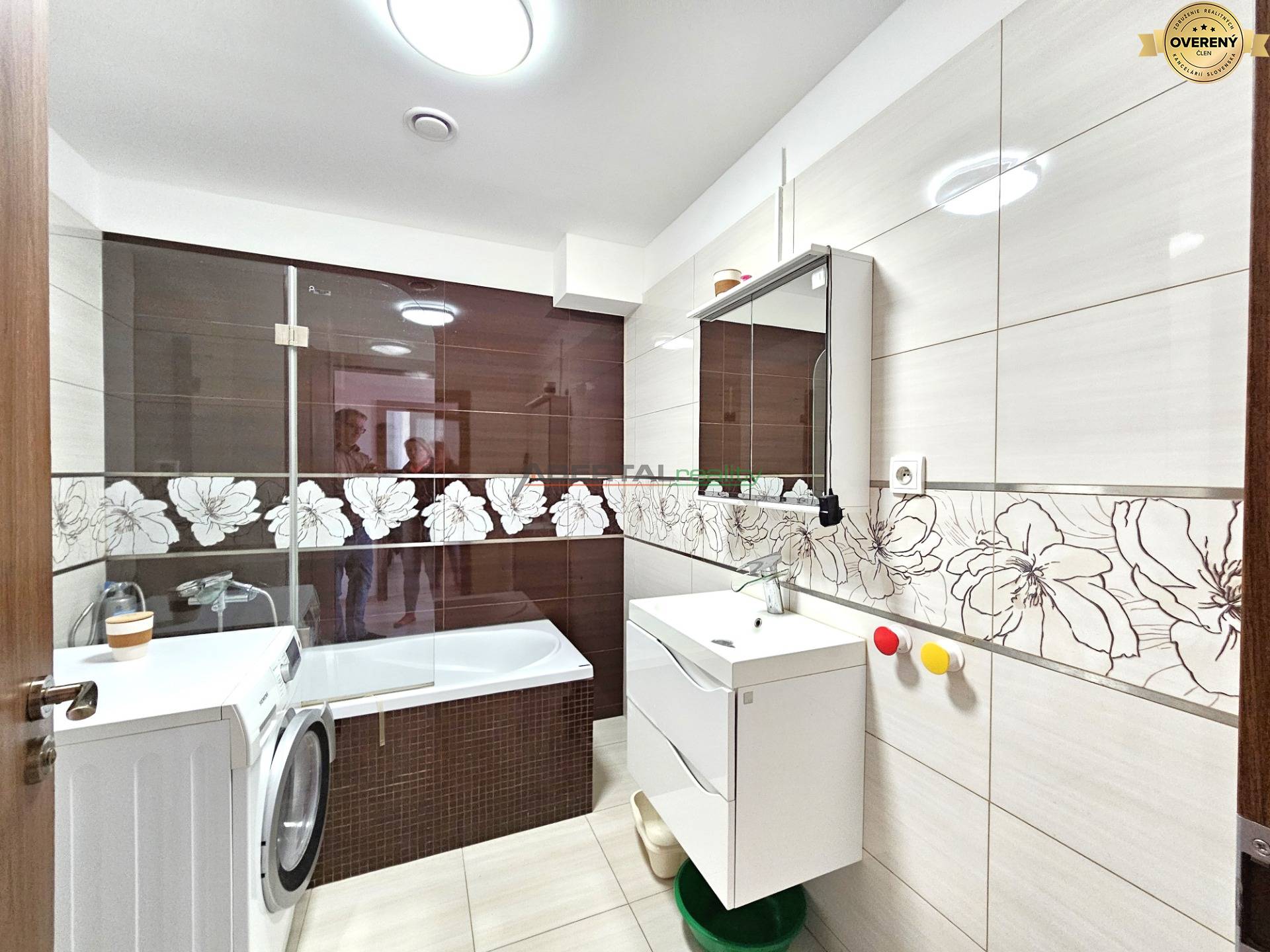 Predaj - Košice, Dargovských hrdinov, Furča, 4 izbový byt s parkovanim a terasou, novostavba, kúpeľňa.jpg