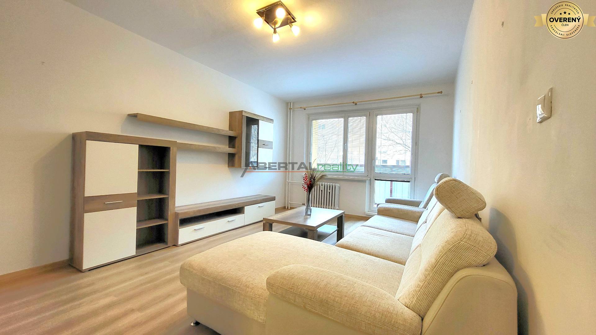 4 izbovy byt, Polomska, Vlcince, presvetlena obyvacia izba.jpg