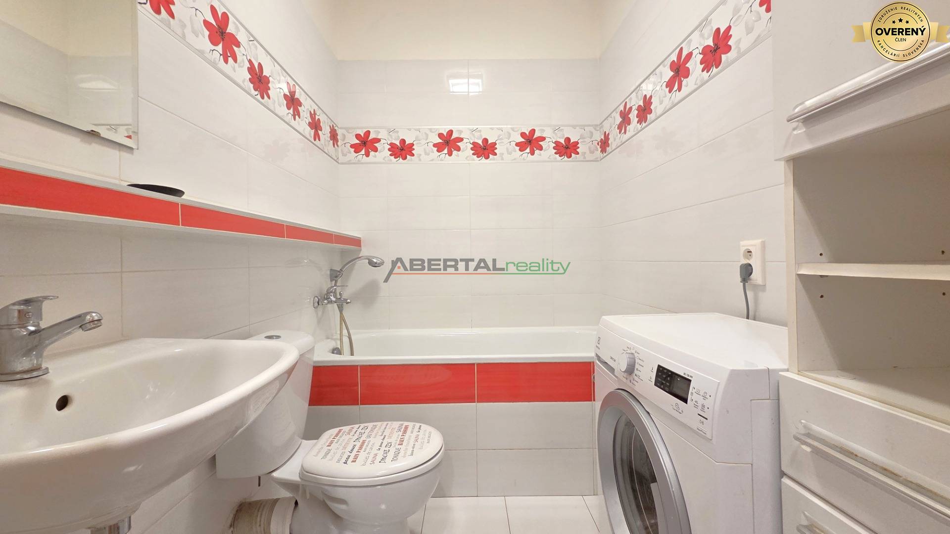 Predaj, Holíčska ulica, Bratislava, dvojgarsónka, zrekonštruovaná, kuchyňa, kúpeľňa.jpg