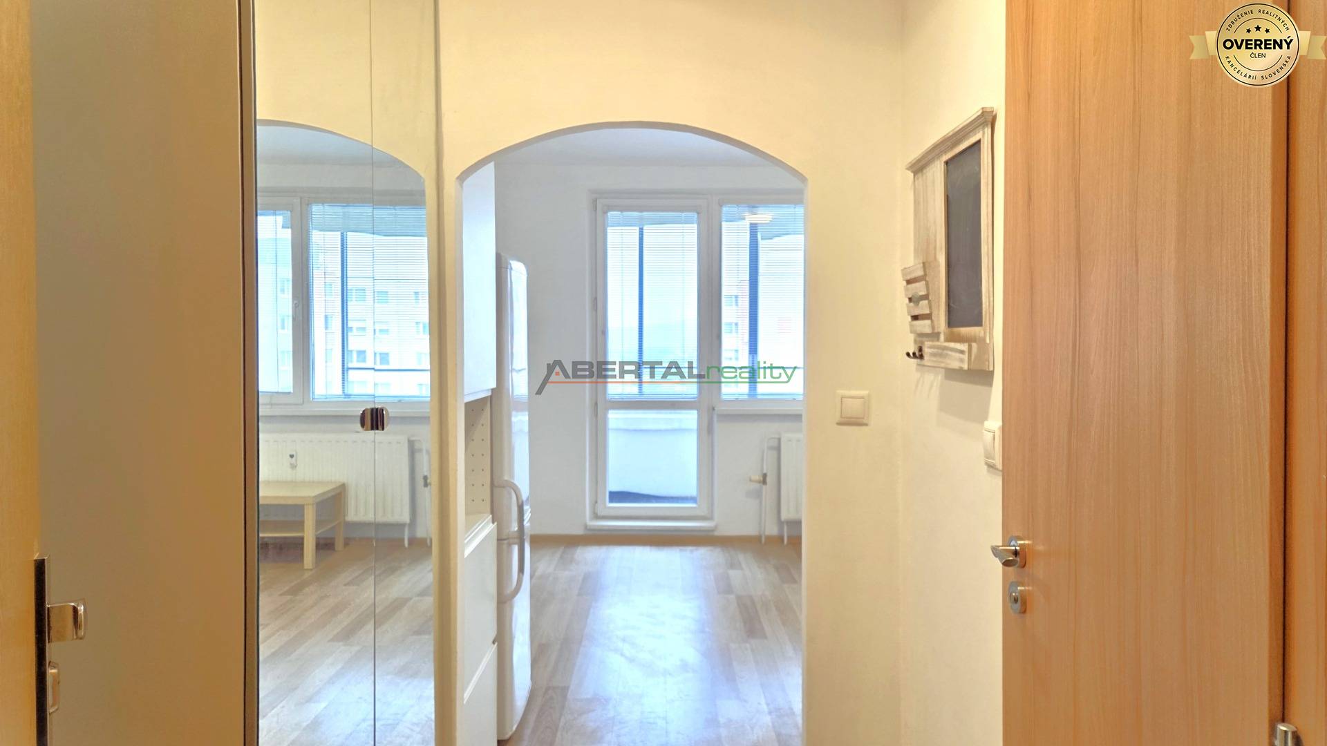 Predaj, Holíčska ulica, Bratislava, dvojgarsónka, zrekonštruovaná, chodba.jpg