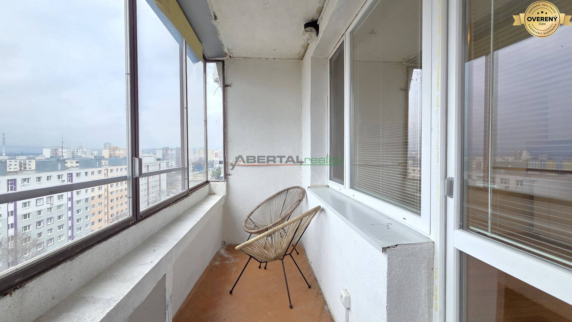 Predaj, Holíčska ulica, Bratislava, dvojgarsónka, zrekonštruovaná, loggia.jpg