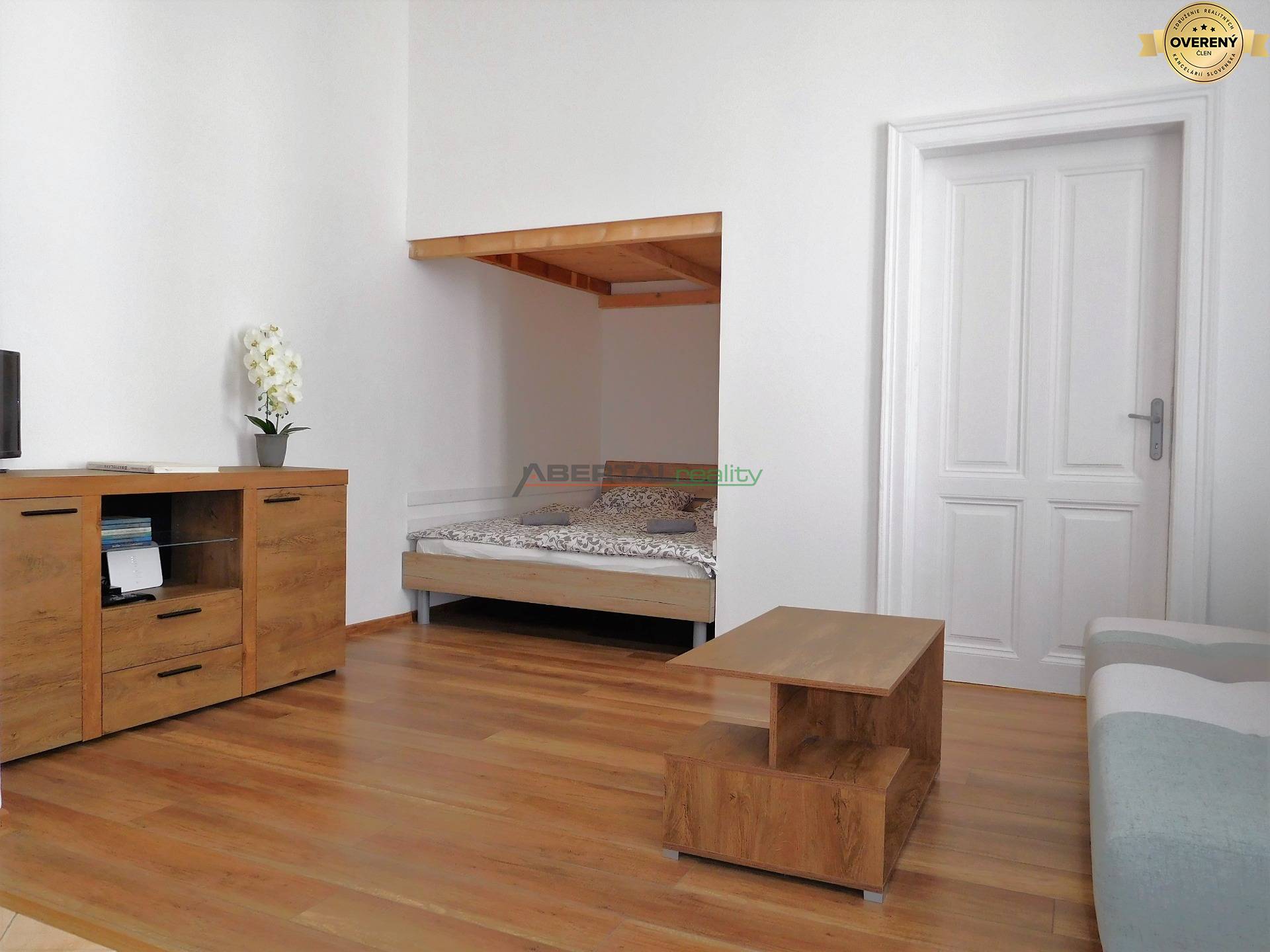 Predaj. 2i byt, Mariánska , Staré mesto, Bratislava, obývačka.JPG