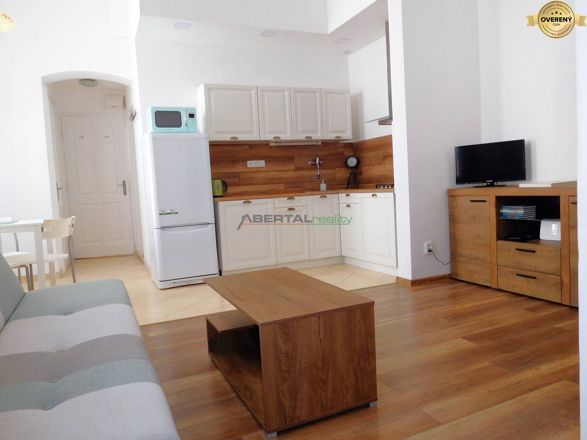 Predaj. 2i byt, Mariánska , Staré mesto, Bratislava, obývacia izba.JPG