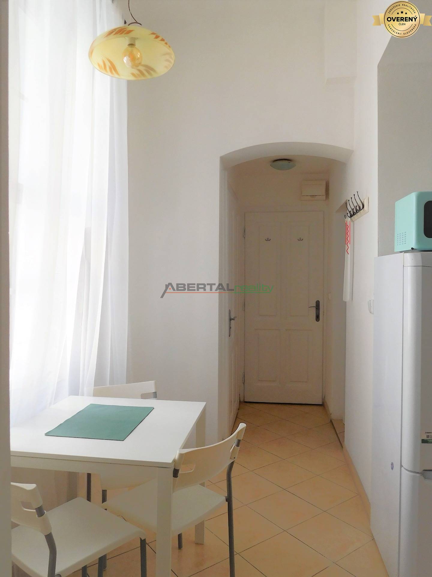 Predaj. 2i byt, Mariánska , Staré mesto, Bratislava, jedálenský kút a chodba.JPG