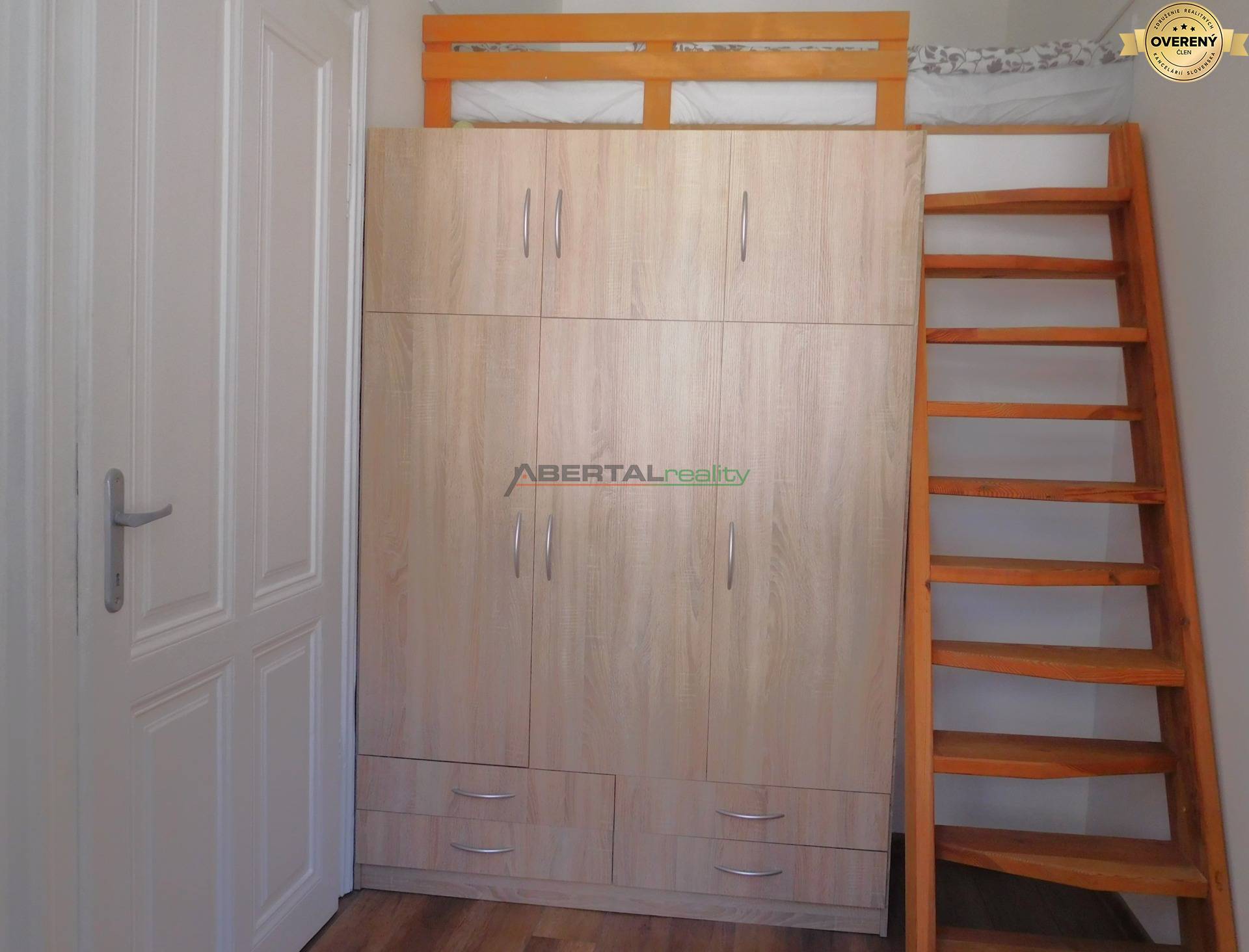 Predaj. 2i byt, Mariánska , Staré mesto, Bratislava, spálňa a pracovňa.jpg