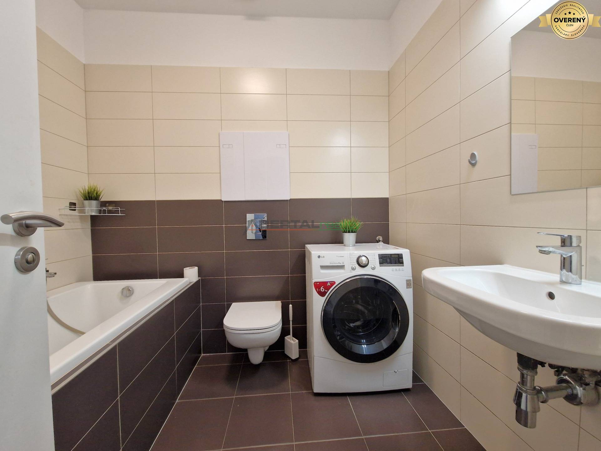 14_2izb Beskydska_kupelna s WC.jpg