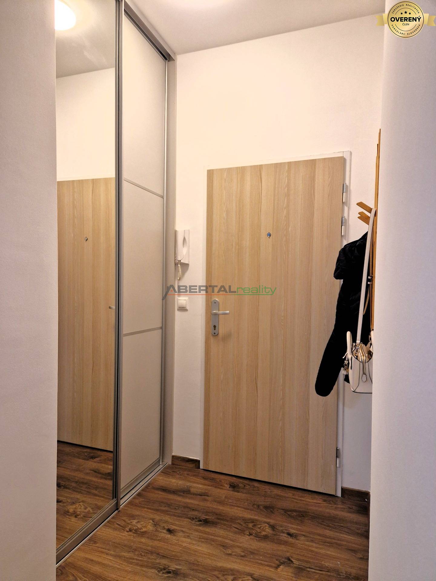 15_2izb Beskydska_chodba bytu.jpg