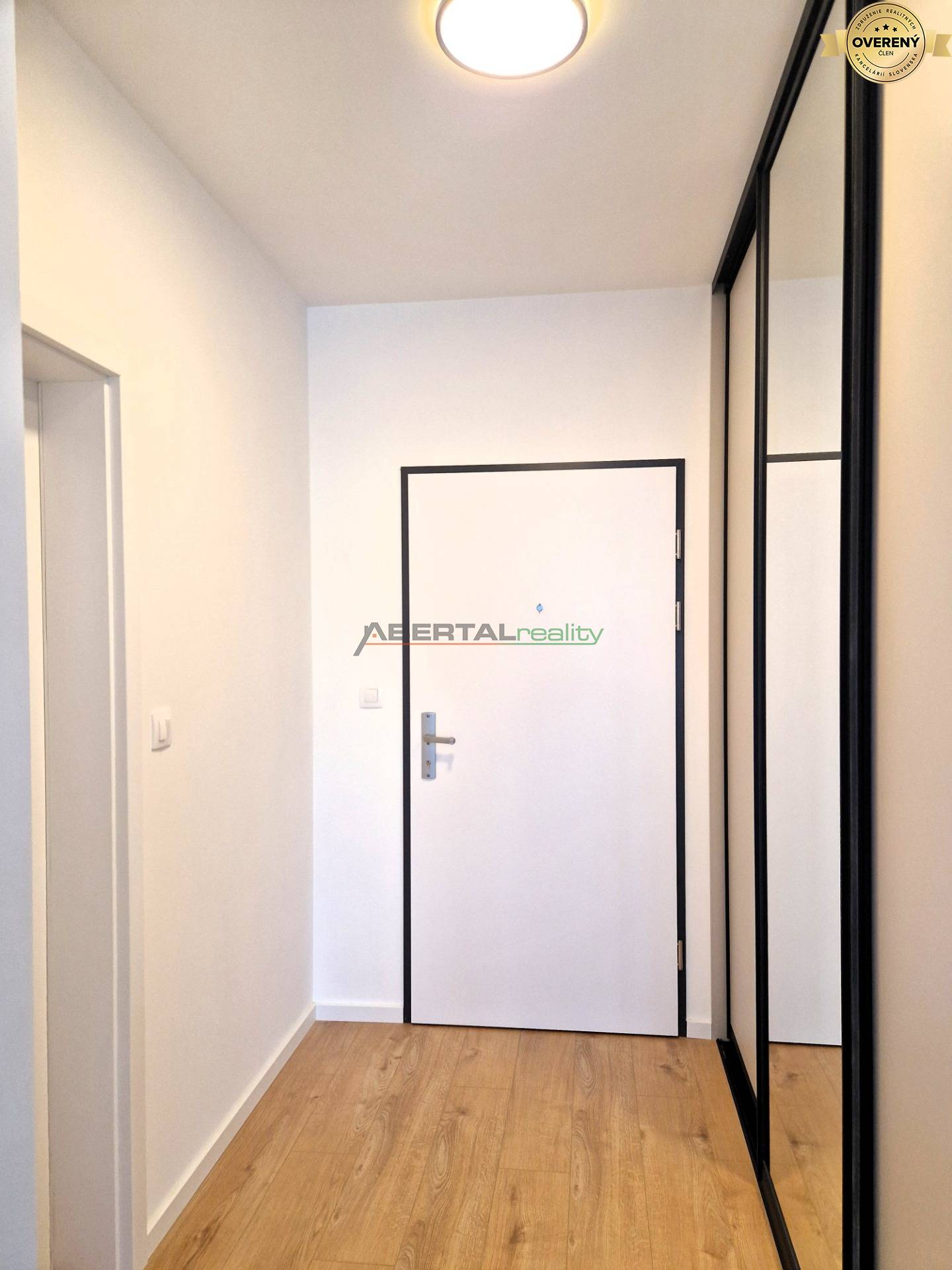 20_chodba s roldorom_2izbovy byt Rovinka.jpg