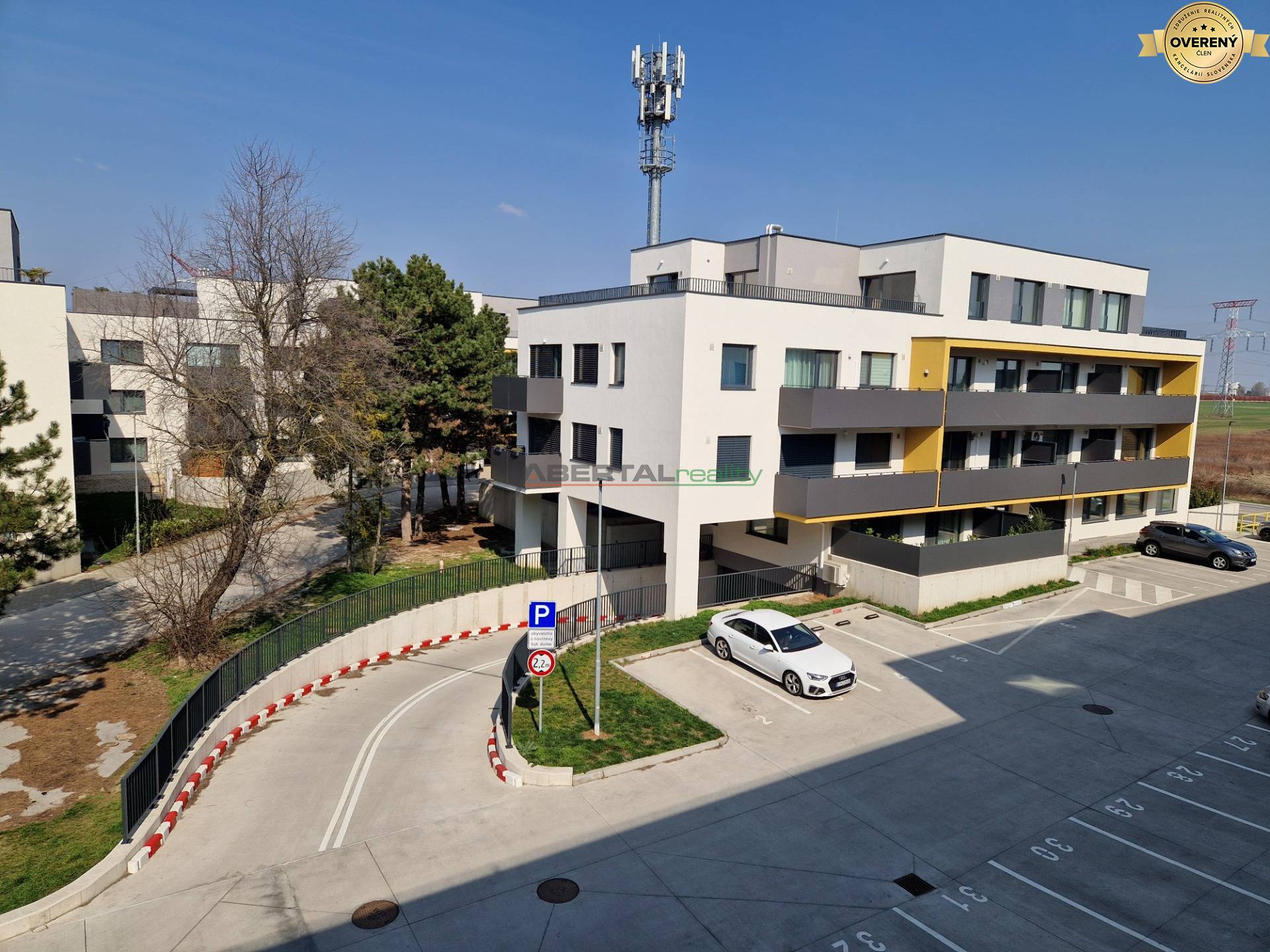 24 vjazd do garaze.jpg