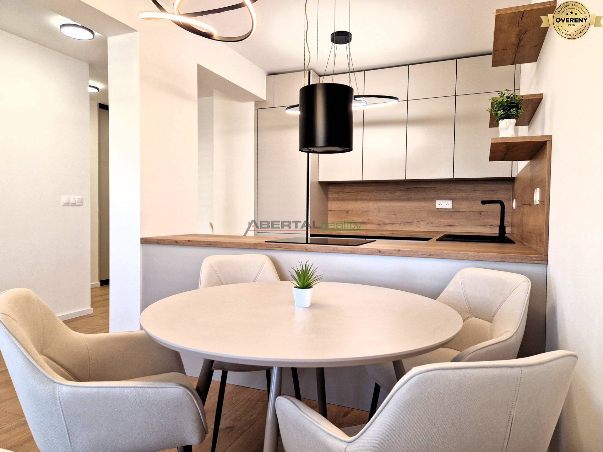 03 jedalensky stol .jpg