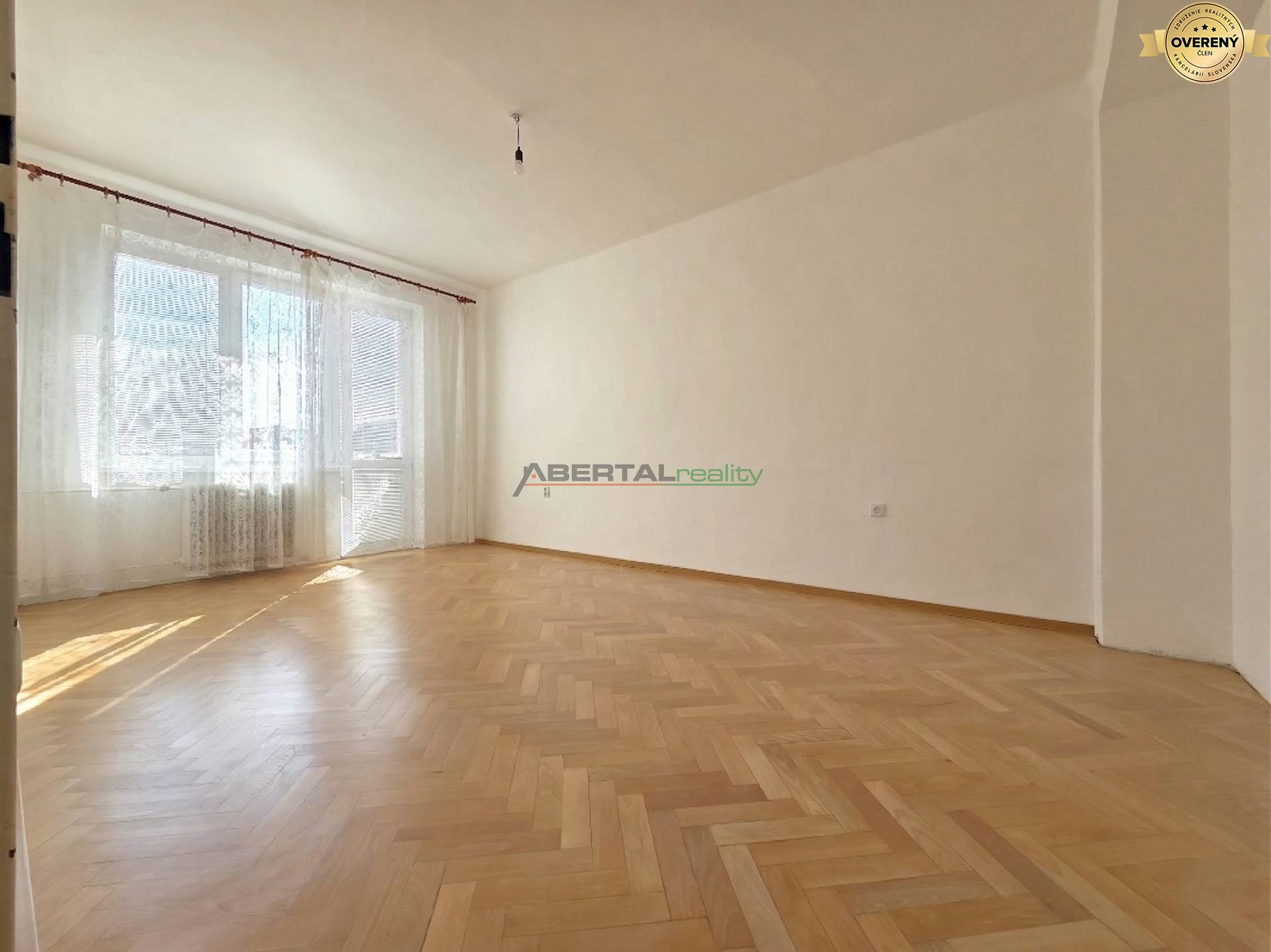 Predaj, 3 izbový byt, československej armády, Košice, obývacia izba s balkónom, orientácia juh.png