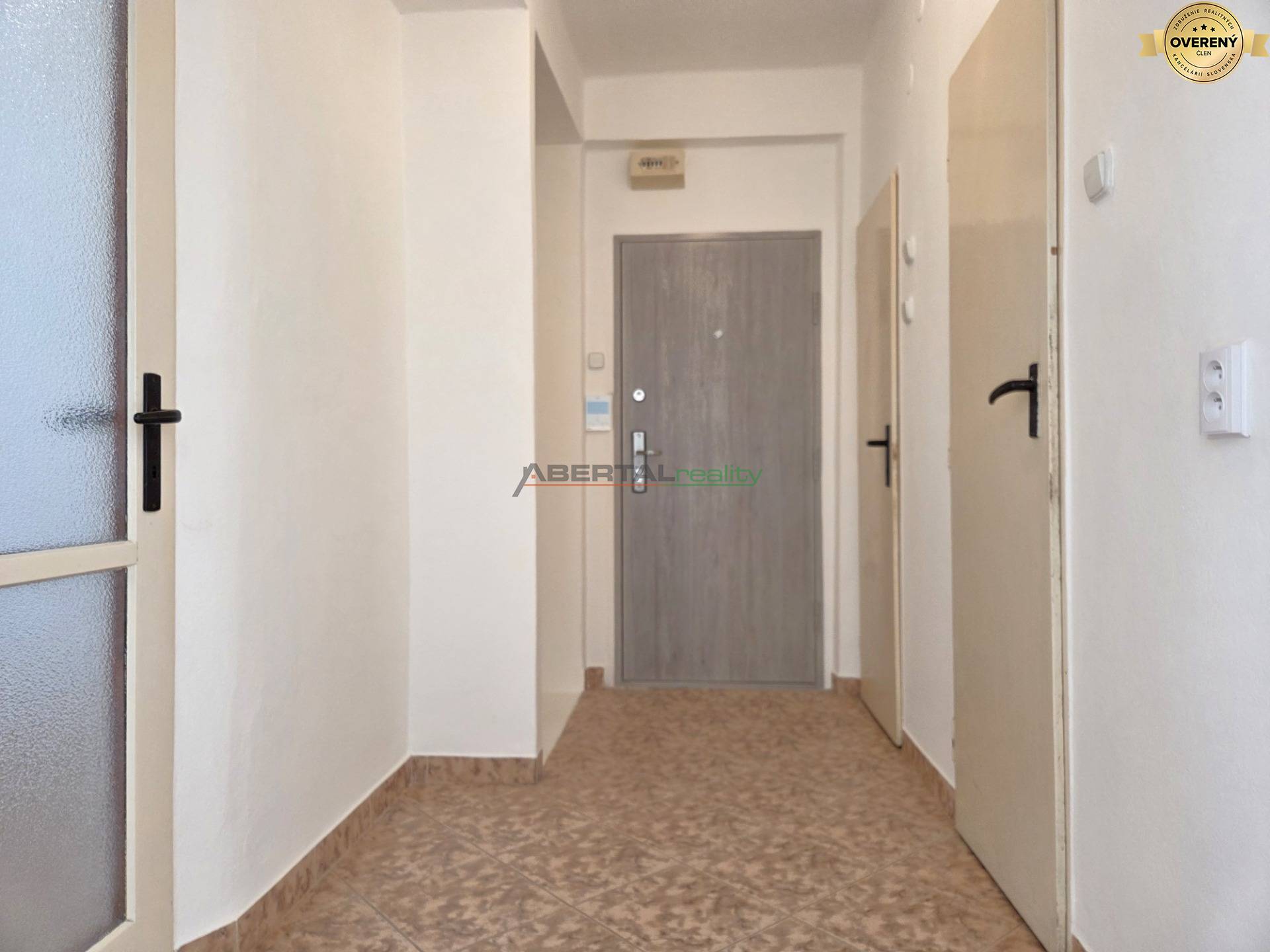 Predaj, 3 izbový byt, československej armády, Košice, vstupná chodba, bezpečnostné dvere.jpg