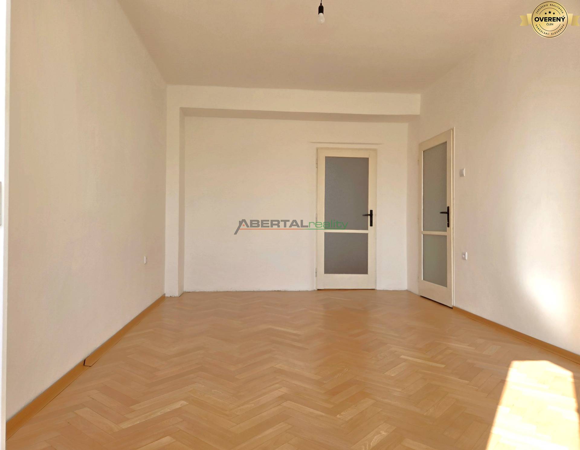 Predaj, 3 izbový byt, československej armády, Košice, obývacia izba s balkónom II, orientácia juh.jpg