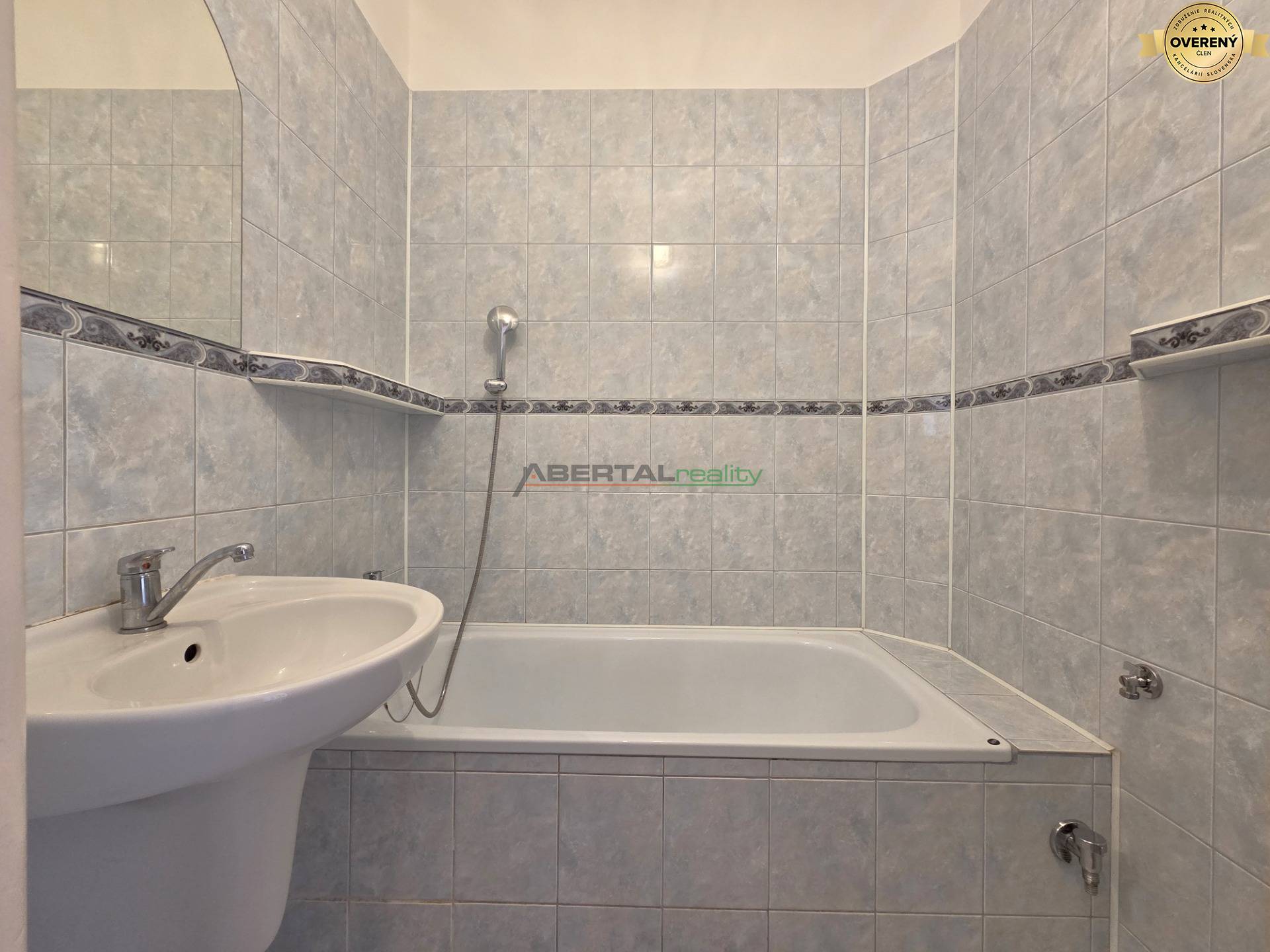 Predaj, 3 izbový byt, československej armády, Košice, kúpeľňa.jpg